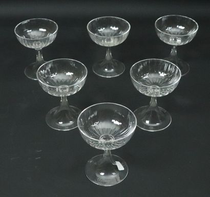 null Suite de six coupes à champagne en cristal à côtes.

Fin du XIXème siècle.

H_10,3...