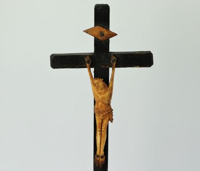 null Deux crucifix à poser en bois noirci et os.

XIXème siècle.

H_46 cm et 35 ...