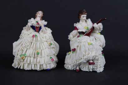 null Collection de statuettes en porcelaine figurant des femmes aux crinolines ajourées.

Diverses...