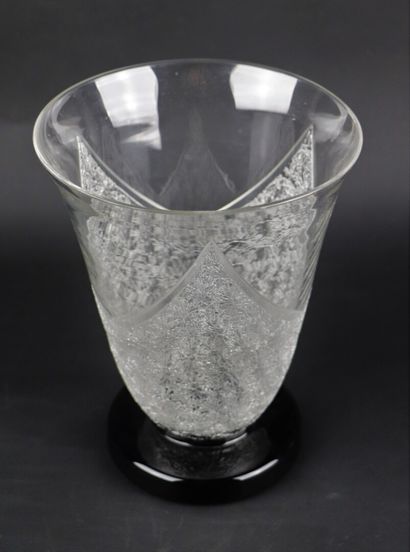 null SEVRES.

Vase en cristal partiellement givré.

Epoque Art Déco.

H_18,5 cm