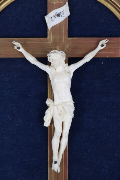 null Crucifix formé d'un christ en ivoire sculpté, sur une croix en bois doré.

Cadre...
