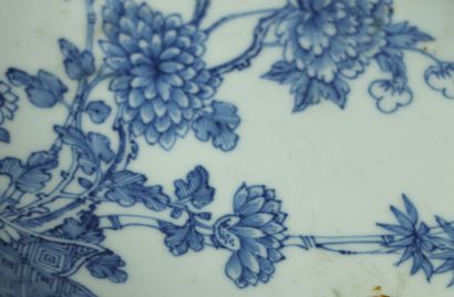 null CHINE.

Coupe en porcelaine à décor en camaïeu bleu dans le style japonais.

XVIIIème...