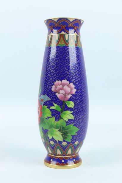 null CHINE, XXème siècle.

Vase de forme obus en cloisonné à décor de fleurs et nénuphars...