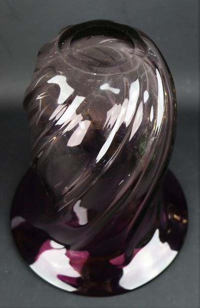 null VANNES.

Vase en cristal violet.

H_25,5 cm &.

MURANO.

Vide-poches en cristal...