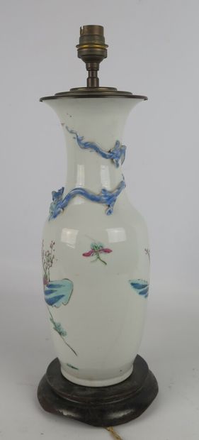 null CHINE.

Vase en porcelaine à décor polychrome de personnages.

XIXème siècle.

H_30,2...