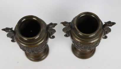 null JAPON, époque Meiji.

Paire de vases couverts en bronze à patine brune 

H_21,5...