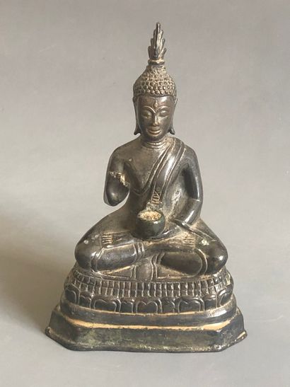 null THAILANDE.

Bouddha en bronze à patine brune, figuré assis et vêtu de la robe...