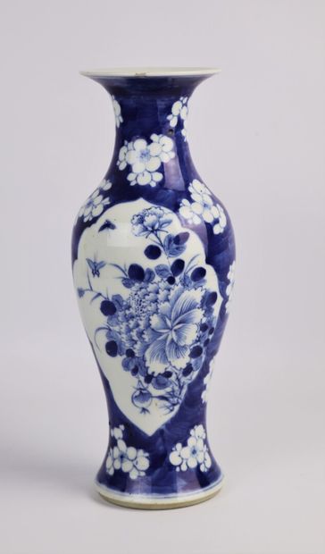 null CHINE.

Vase en porcelaine à décor en camaïeu bleu de fleurs et insectes dans...