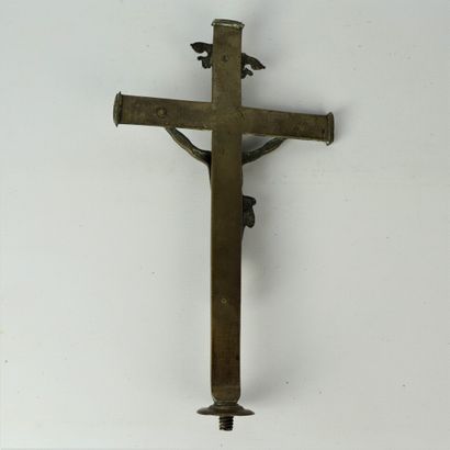 null Ensemble de trois crucifix, l'un en bronze, manque la base, les deux autres...