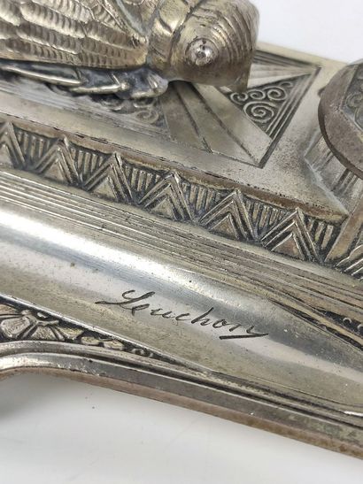 null A. OUVET (XIXème-XXème siècles).

Encrier en métal argenté à décor d'un insecte.

Signé...