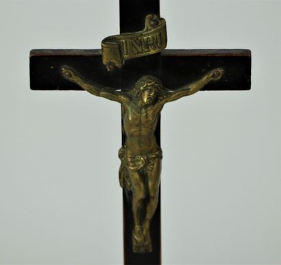 null Ensemble de trois crucifix, l'un en bronze, manque la base, les deux autres...