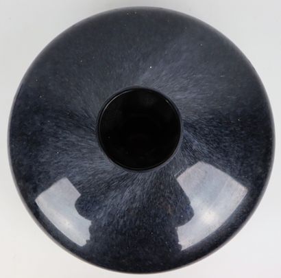 null Vase toupie en verre moucheté gris.

XXème siècle

H_17 cm L_36 cm