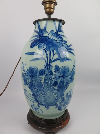 null CHINE, fin du XIXème siècle.

Vase balustre en porcelaine à décor de fleurs...