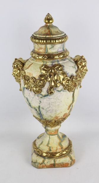 Vase couvert en céramique à l'imitation du...