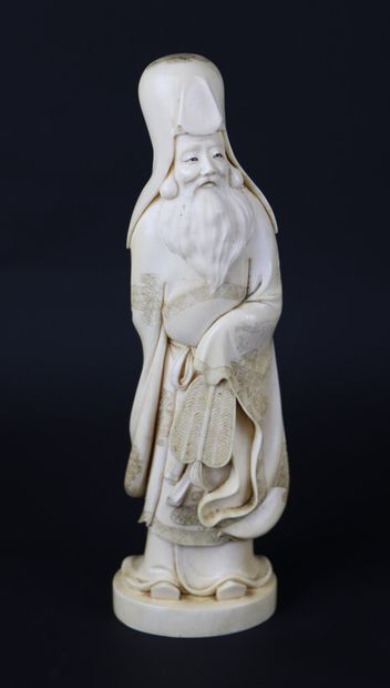 null JAPON, circa 1930.

Groupe en ivoire de morse sculpté représentant Jurojin debout,...