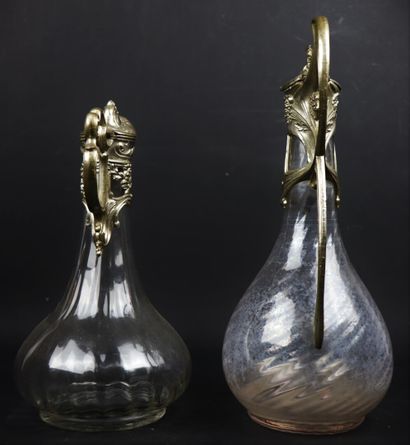 null Deux aiguières couvertes en verre et métal, à décor naturaliste.

Vers 1900.

H_33,5...