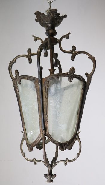 null Lanterne en bronze et verre cintré.

Style Louis XV.

H_73 cm