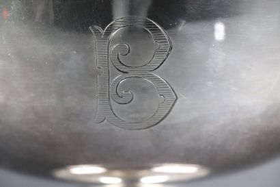 null Rafraichissoir en métal argenté, la panse gravée d'un B.

H_19,5 cm D_27,5 ...