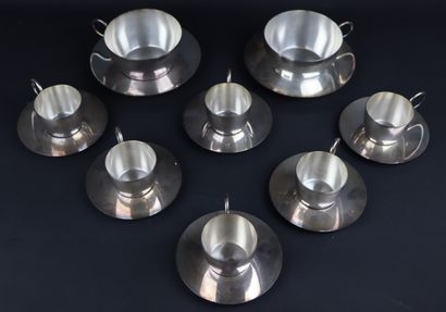 null Ensemble en métal argenté comprenant six tasses à café et leur sous-tasses et

deux...