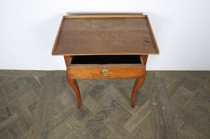 null Petite table d'appoint en chêne mouluré et sculpté ouvrant sur un tiroir.

Ancien...
