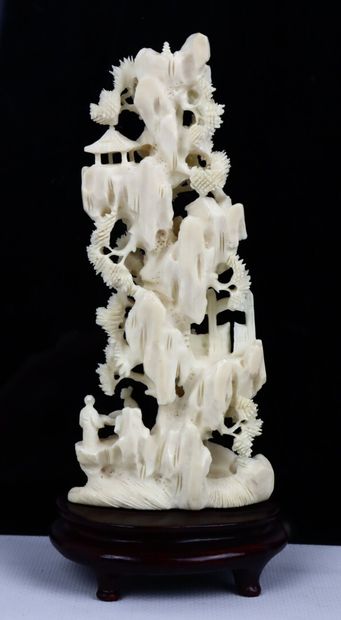 null CHINE, Canton.

Groupe en ivoire sculpté figurant des personnages évoluant dans...