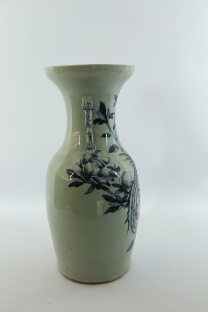 null CHINE.

Vase en porcelaine à décor en camaïeu bleu.

Fin du XIXème siècle.

H_43.2...