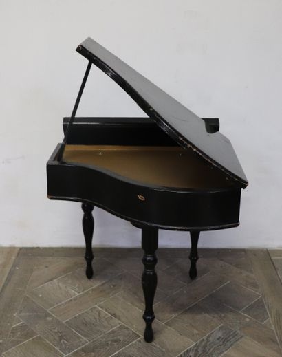 null Baby Grand Piano Grand Condor.

Piano à queue d'enfant en bois laqué noir.

H_49,5...