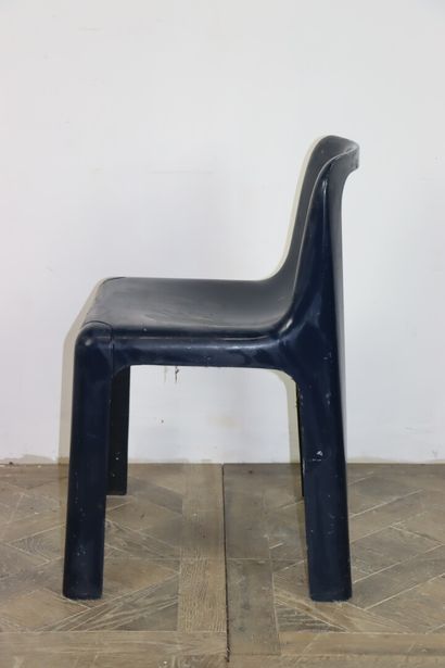 null Travail des années 1960-70.

Chaise d'enfant en matière plastique bleue.

H_72...