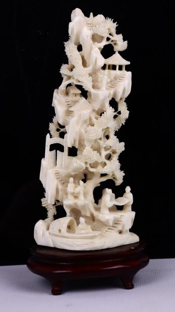 null CHINE, Canton.

Groupe en ivoire sculpté figurant des personnages évoluant dans...