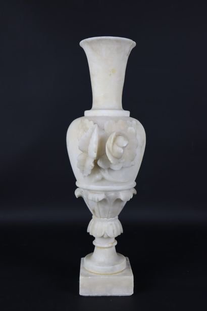 null Vase en albâtre sculpté à décor floral.

Vers 1870-1880.

H_39 cm, accident...