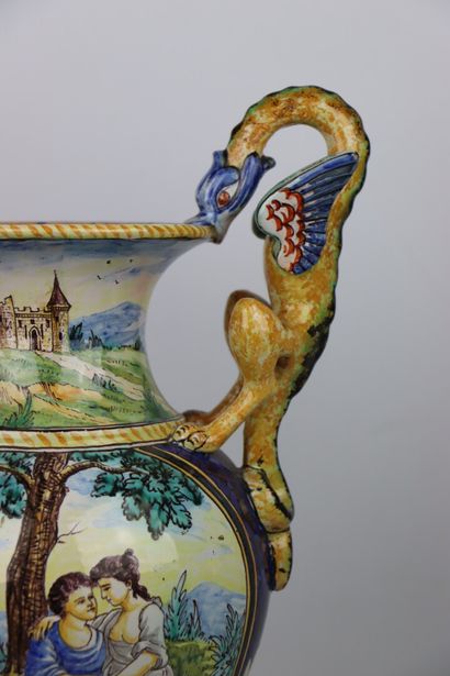 null NEVERS, TROUSSEAU.

Vase à deux anses en dragons en faïence à décor polychrome...