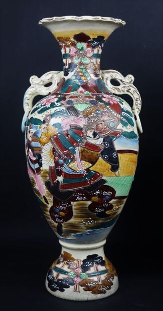 null JAPON, Satsuma.

Paire de vases en céramique à décor polychrome, vers 1920.

H_42...