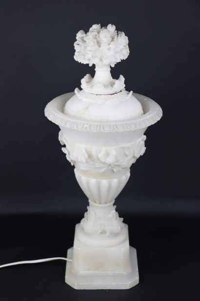 null Vase couvert formant lampe en albâtre sculpté, à décor de fleurs.

Le couvercle...