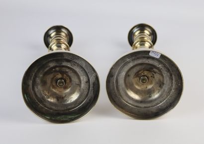 null Paire de bougeoirs en métal argenté.

XIXème siècle.

H_27,5 cm