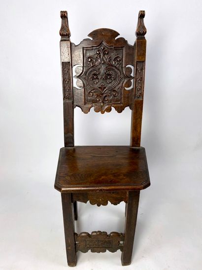 null Chaise de style Renaissance en chêne teinté, sculpté à décor de fleurs dans...