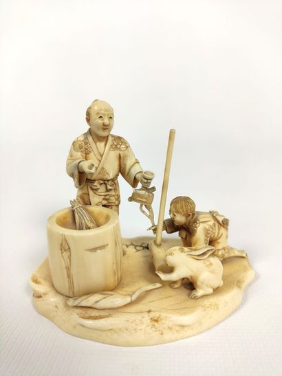 null JAPON, circa 1940.

Okimono en ivoire sculpté.

Représentant un paysan, un enfant...