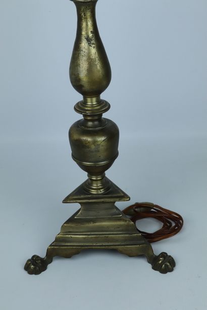 null Pique-cierges en bronze dans le style de la Haute Epoque.

H_45,5 cm, monté...