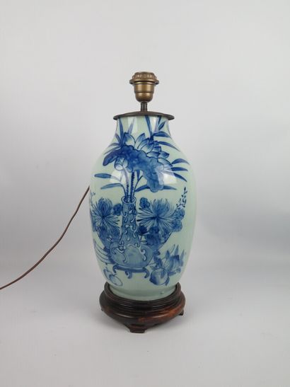 null CHINE, fin du XIXème siècle.

Vase balustre en porcelaine à décor de fleurs...