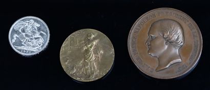 null Ensemble de deux médailles en bronze et une pièce en argent comprenant :

Médaille...