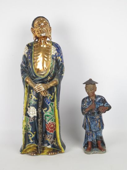 null JAPON & CHINE.

Deux statuettes figurant un sage en porcelaine polychrome et...