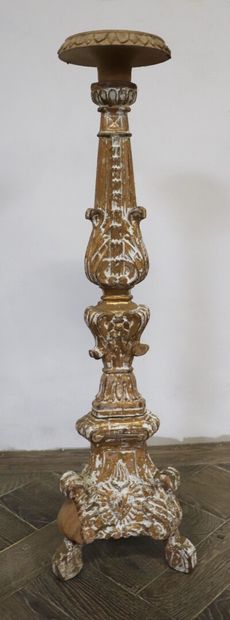 null Deux pique-cierges en bois sculpté, l'un doré, l'autre redoré.

XVIIIème siècle.

H_82...