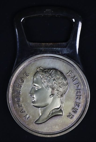 null CHRISTOFLE, collection Gallia.

Décapsuleur en métal argenté, au profil de Napoléon...