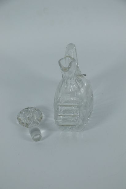 null Carafe et son bouchon en cristal ancien. 

H_19.2 cm L_13.5 cm P_7 cm