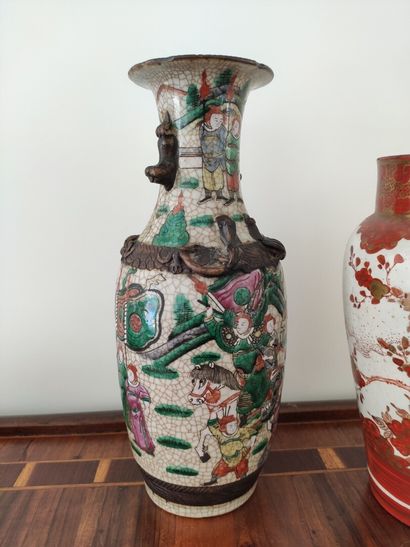 null CHINE et JAPON.

Ensemble de trois céramiques comprenant :

- un vase en grès...