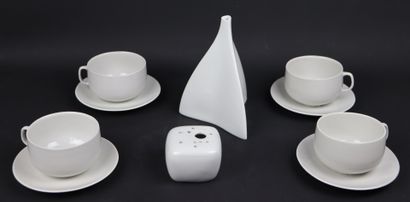 null VIREBENT (Manufacture de).

Ensemble de porcelaines comprenant : un vase soliflore...