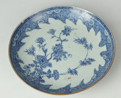 null CHINE.

Coupe en porcelaine à décor en camaïeu bleu dans le style japonais.

XVIIIème...