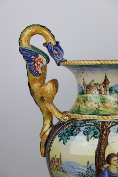 null NEVERS, TROUSSEAU.

Vase à deux anses en dragons en faïence à décor polychrome...