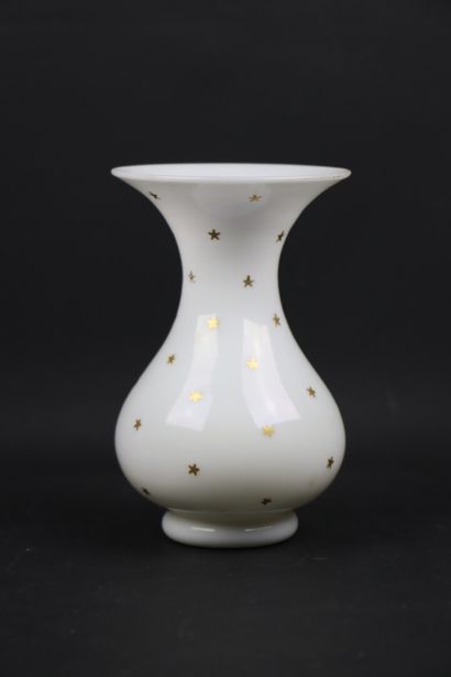 null Vase en opaline blanche, de forme évasée, à décor de semis d'étoiles.

XIXème...