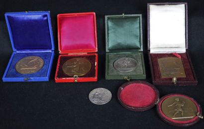 null Ensemble de médailles comprenant : 

Quatre médailles de sociétés d'horticulture,...
