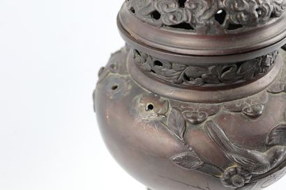 null JAPON, période Meiji (1868-1912).

Garniture composée d'un brûle-parfum et d'une...